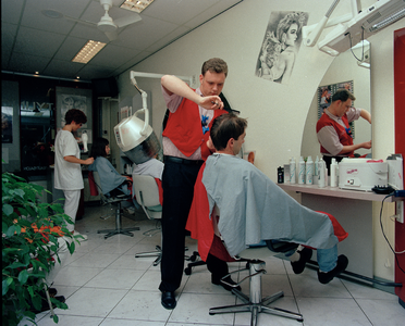 823363 Interieur van Kapsalon Martins Hairstyling & Beauty (Adelaarstraat 40) te Utrecht.